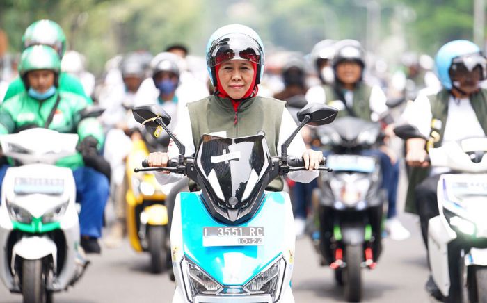 Komitmen Dukung Net Zero Emision 2060, Jatim Pecahkan Rekor MURI Konvoi 1.300 Kendaraan Listrik Komitmen Dukung Net Zero Emision 2060, Jatim Pecahkan Rekor MURI Konvoi 1.300 Kendaraan Listrik