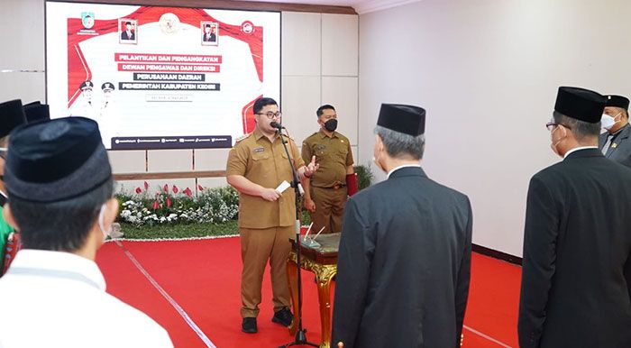 Lantik Dewas dan Direksi BUMD, Bupati Kediri: Jangan Pernah Bapak Ambil Duit Kas Lantik Dewas dan Direksi BUMD, Bupati Kediri: Jangan Pernah Bapak Ambil Duit Kas