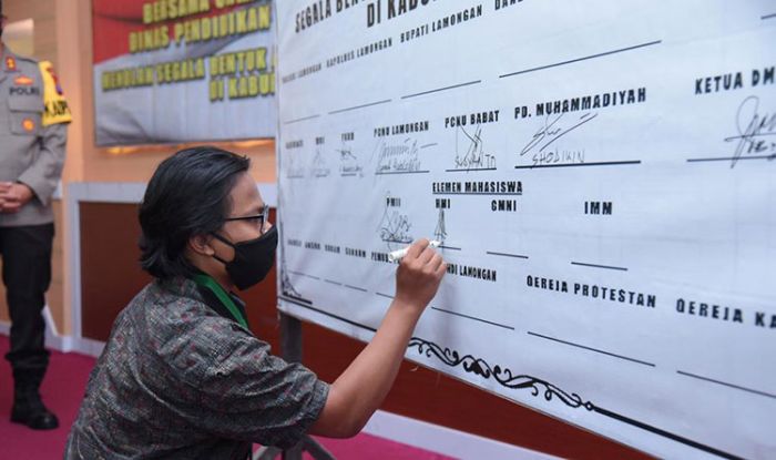 Marak Aksi Demonstrasi, Forkopimda Bersama Polres Lamongan Gelar Deklarasi Tolak Anarkisme Marak Aksi Demonstrasi, Forkopimda Bersama Polres Lamongan Gelar Deklarasi Tolak Anarkisme