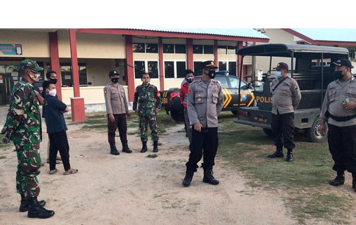 Tekan Sebaran Covid-19, Polsek Kangean Kerja Bareng Koramil 0827/18 Sosialisasikan Prokes Tekan Sebaran Covid-19, Polsek Kangean Kerja Bareng Koramil 0827/18 Sosialisasikan Prokes