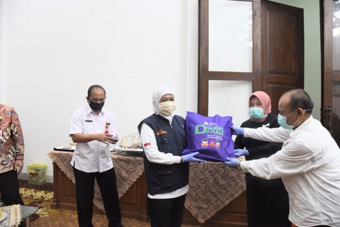 Pemprov Jatim Sumbang 581 Kantong Darah ke PMI, Bantu Cegah Penurunan Stok Darah Jelang Ramadan Pemprov Jatim Sumbang 581 Kantong Darah ke PMI, Bantu Cegah Penurunan Stok Darah Jelang Ramadan
