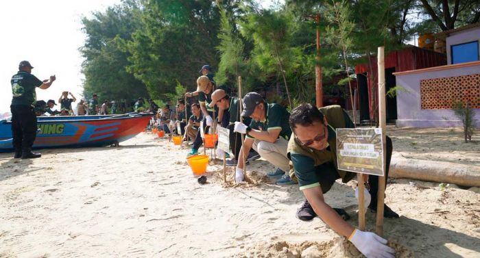 TPPI Gelar Aksi Lingkungan di Pantai Purworejo Tuban