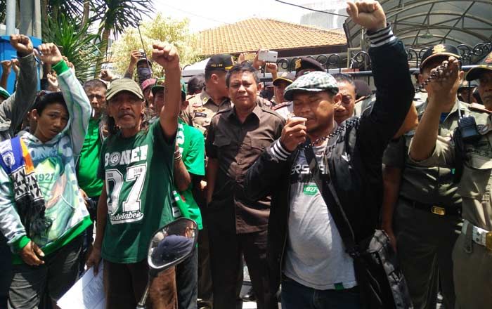 Ratusan Bonek Geruduk Kantor Satpol PP Surabaya, Tuntut Pengembalian Spanduk