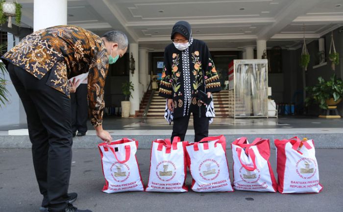 Akhirnya, Tiba Juga Bantuan 10 Ribu Paket Sembako dari Presiden RI untuk Warga Surabaya Akhirnya, Tiba Juga Bantuan 10 Ribu Paket Sembako dari Presiden RI untuk Warga Surabaya