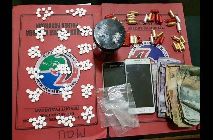 Satreskoba Polres Pasuruan Bekuk 2 Pengedar Ratusan Pil Logo Y Satreskoba Polres Pasuruan Bekuk 2 Pengedar Ratusan Pil Logo Y