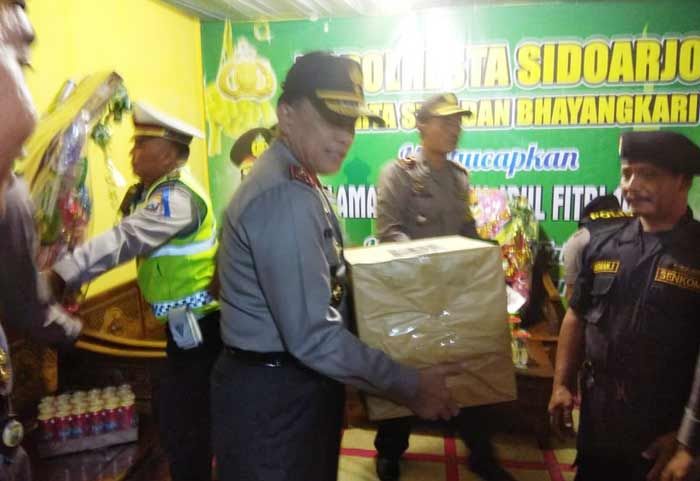 Tinjau Pos Pam Ops Ketupat Semeru, Wakapolda Berikan Bingkisan untuk Petugas