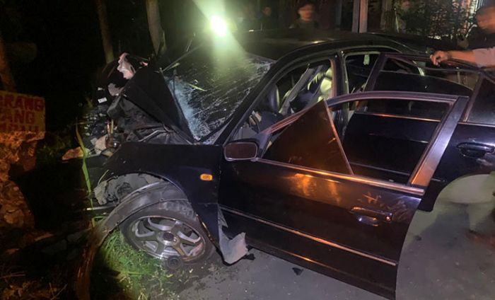 Oleng, Sedan di Madiun Tabrak Pembatas Jembatan, 3 Orang Tewas Oleng, Sedan di Madiun Tabrak Pembatas Jembatan, 3 Orang Tewas