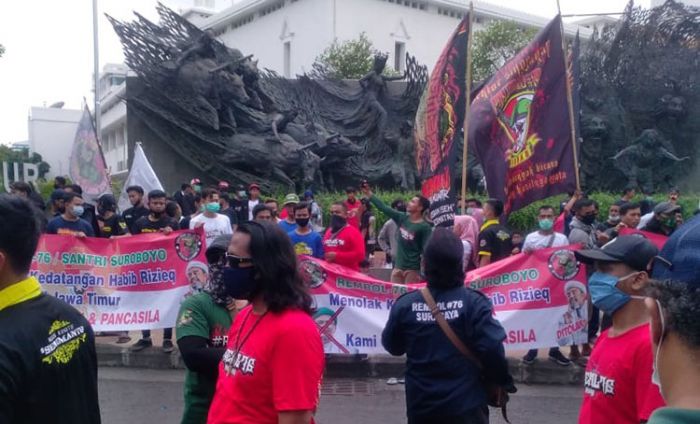 Turun ke Jalan, Aksi Massa Komunitas Gusdurian Rembol 76 Tolak Kedatangan HRS di Jatim Turun ke Jalan, Aksi Massa Komunitas Gusdurian Rembol 76 Tolak Kedatangan HRS di Jatim