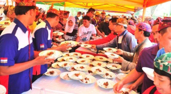 Peringati May Day, Pemkot Surabaya Bagi Bagi Hadiah dan Makan Gratis