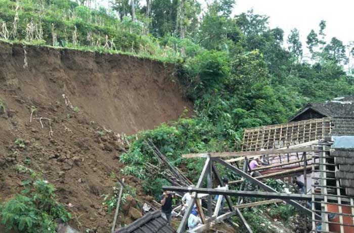 Hujan Deras Kembali Sebabkan Longsor di Gandusari, Tiga Rumah Rusak Parah Hujan Deras Kembali Sebabkan Longsor di Gandusari, Tiga Rumah Rusak Parah