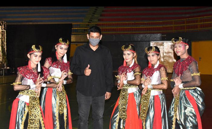 Hadiri Ngamen Virtual Peduli Pekerja Event Kota Kediri, Wali Kota Ajak Kolaborasi dan Terus Berkarya Hadiri Ngamen Virtual Peduli Pekerja Event Kota Kediri, Wali Kota Ajak Kolaborasi dan Terus Berkarya