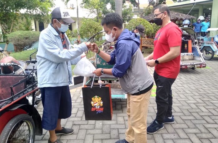 Wartawan Pemprov Jatim Bagikan Daging Kurban ke Warga Terdampak Covid-19