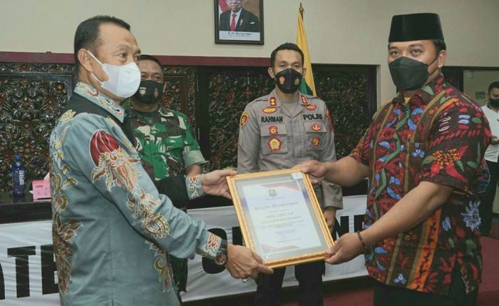 Pemkab Sumenep Beri Penghargaan untuk Daerah dengan Capaian Vaksinasi Covid-19 Terbaik Pemkab Sumenep Beri Penghargaan untuk Daerah dengan Capaian Vaksinasi Covid-19 Terbaik