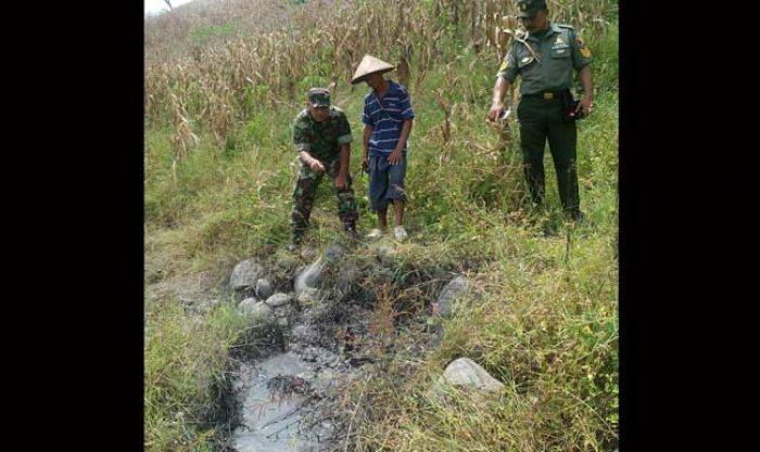 Anggota Posramil Gondang Pantau Semburan Lumpur di Bojonegoro