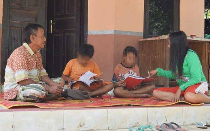Delapan Murid SD di Situbondo Ditelanjangi Guru di depan Kelas! Delapan Murid SD di Situbondo Ditelanjangi Guru di depan Kelas!
