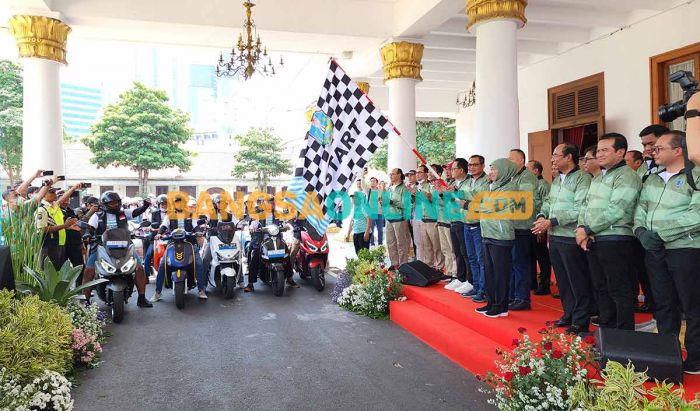 Selain Ikut Konvoi Motor Listrik, Gubernur Khofifah Resmikan PLTS Atap di 20 Titik se-Jawa Timur Selain Ikut Konvoi Motor Listrik, Gubernur Khofifah Resmikan PLTS Atap di 20 Titik se-Jawa Timur