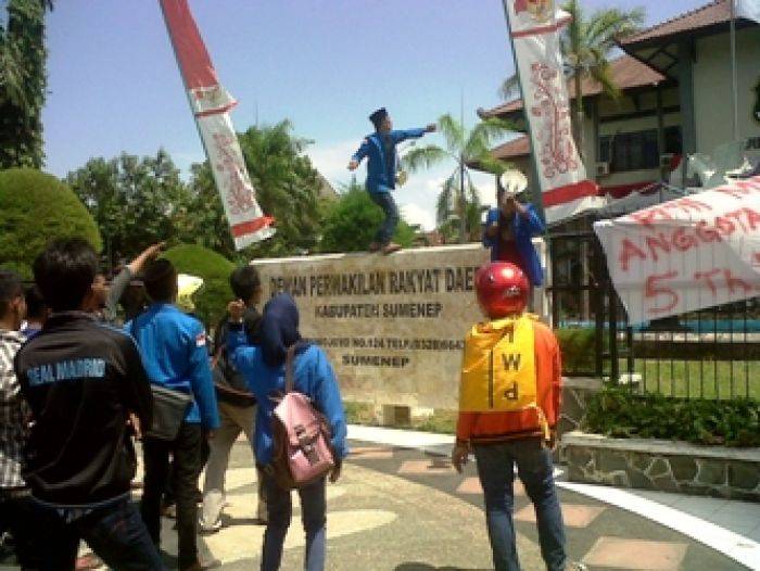 Gedung DPRD Sumenep Dilempari Telur Busuk Gedung DPRD Sumenep Dilempari Telur Busuk