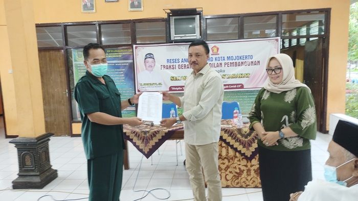 Warga Magersari Mojokerto Keluhkan Meluapnya Selokan di Lingkungannya Warga Magersari Mojokerto Keluhkan Meluapnya Selokan di Lingkungannya