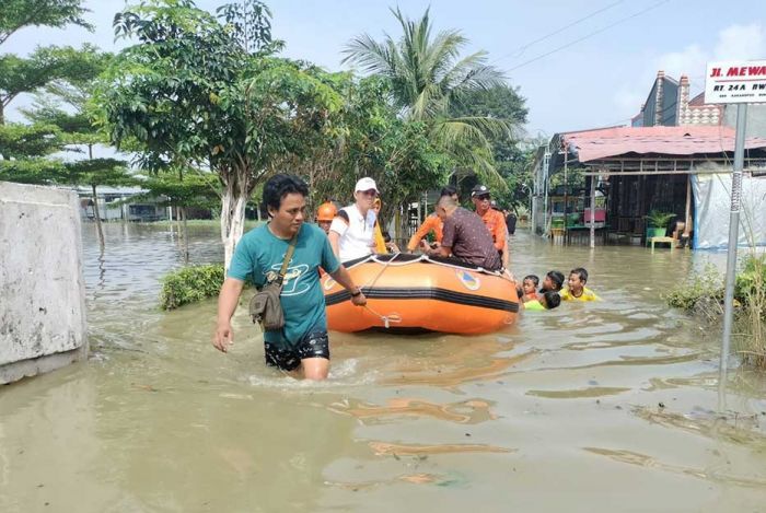 Sungai Bengawan Solo di Gresik Meluap, Warga Sekitar DAS Dievakuasi Sungai Bengawan Solo di Gresik Meluap, Warga Sekitar DAS Dievakuasi