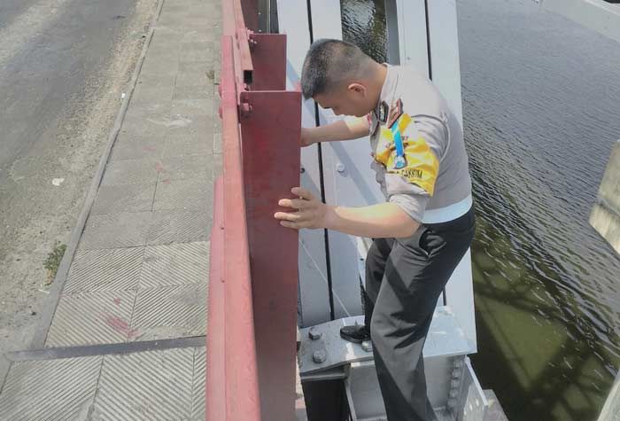Jembatan Babat Amblas, Kasatlantas Polres Tuban Menjelma Bak Spiderman Jembatan Babat Amblas, Kasatlantas Polres Tuban Menjelma Bak Spiderman