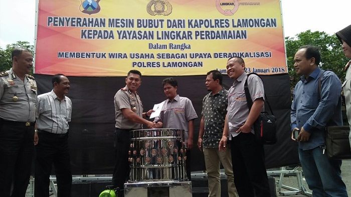 Bantu Mantan Napiter, Polres Lamongan Beri Alat Pencabut Bulu Ayam Bantu Mantan Napiter, Polres Lamongan Beri Alat Pencabut Bulu Ayam