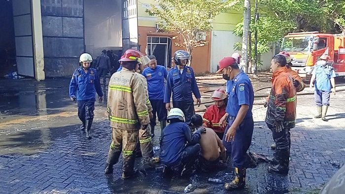 Alami Luka Bakar saat Padamkan Api di Gudang Limbah B3, Petugas PMK Sidoarjo Dilarikan ke RS