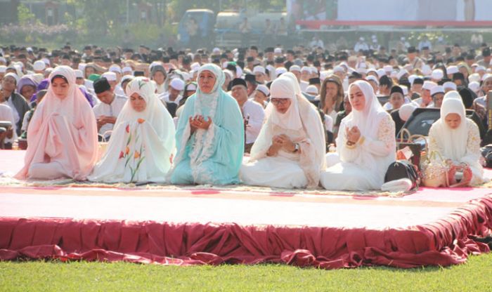 Karhutla dan Kemarau Panjang Landa Indonesia, Khofifah Bersama Ribuan Warga Jatim Sholat Istisqa Karhutla dan Kemarau Panjang Landa Indonesia, Khofifah Bersama Ribuan Warga Jatim Sholat Istisqa