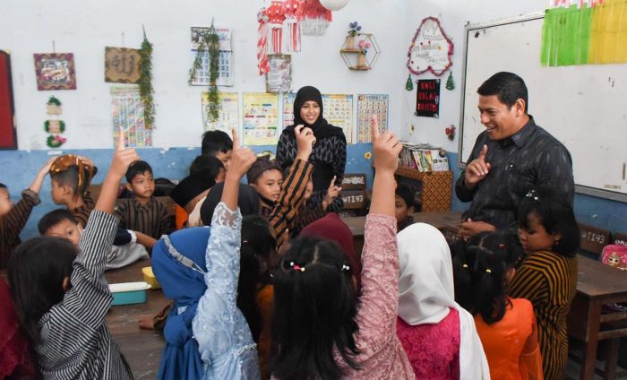 Mas Abu dan Bunda Fey Peringati Hari Pendidikan Nasional Bersama Siswa-siswi SDN Balowerti I