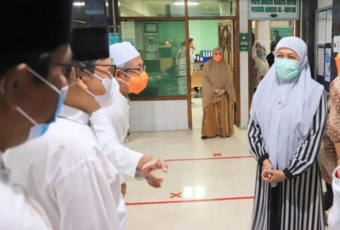 Salat Tarawih di Masjid Al-Falah, Gubernur Khofifah Apresiasi Prokesnya yang Ketat