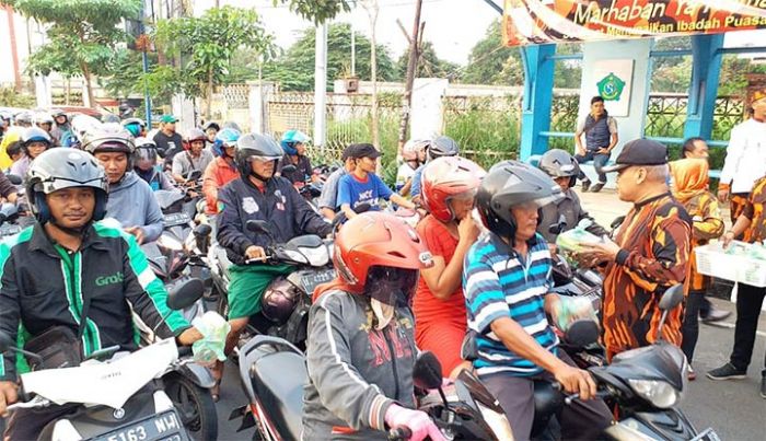 Berbagi saat Ramadan, Pemuda Pancasila Sidoarjo Tebar Ratusan Takjil