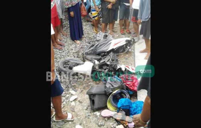 Brak!!! Sekeluarga Ditabrak Kereta Api di Perlintasan KA Balen, Balita 4 Tahun Tewas