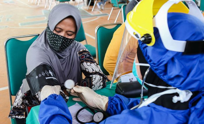 ​Kejar Pembelajaran Tatap Muka, Guru dan Tenaga Pendidik di Kota Kediri Divaksinasi Covid-19