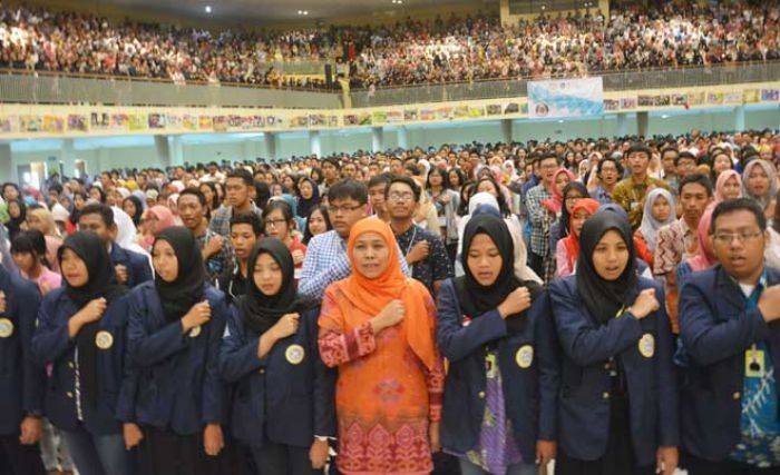 Hadiri Penutupan PPKMB Unair, Mensos Khofifah Titikkan Air Mata Saat Nyanyikan Hymne Airlangga Hadiri Penutupan PPKMB Unair, Mensos Khofifah Titikkan Air Mata Saat Nyanyikan Hymne Airlangga