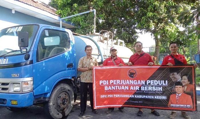 Pipa Air Ambrol Kena Longsor, PDIP Kediri Kirim Bantuan Air Bersih ke Warga Lereng Kelud Pipa Air Ambrol Kena Longsor, PDIP Kediri Kirim Bantuan Air Bersih ke Warga Lereng Kelud