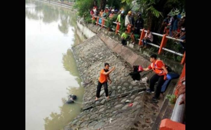 Pemancing di Sungai Kalimas Dikagetkan Mayat Pria Bertato Laba-laba