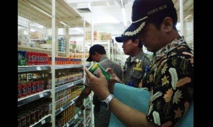 Sidak Swalayan Penjual Mihol di Bojonegoro, Petugas Temukan Kemasan Produk Rusak