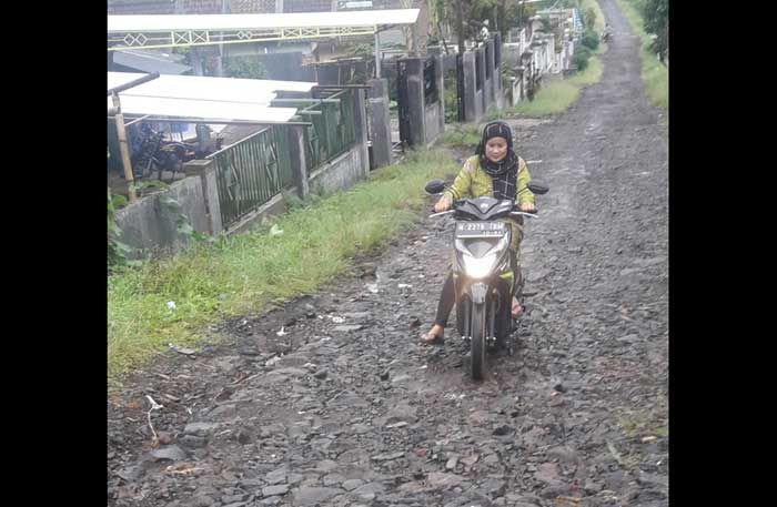 Rusak Puluhan Tahun, Jalan Dusun Gunung Sari di Desa Tutur Tak Ada Perbaikan