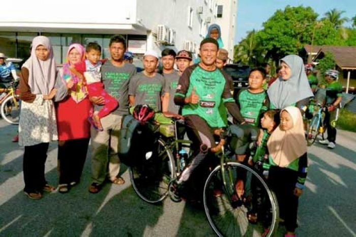 Berangkat Haji ke Makkah dengan Bersepeda Pancal Berangkat Haji ke Makkah dengan Bersepeda Pancal