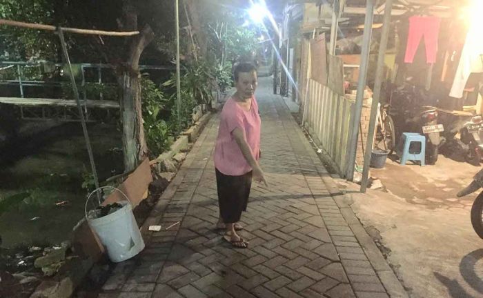 Warga Mulyorejo Digegerkan Janda Bersimbah Darah, Diduga Hendak Bunuh Diri Warga Mulyorejo Digegerkan Janda Bersimbah Darah, Diduga Hendak Bunuh Diri