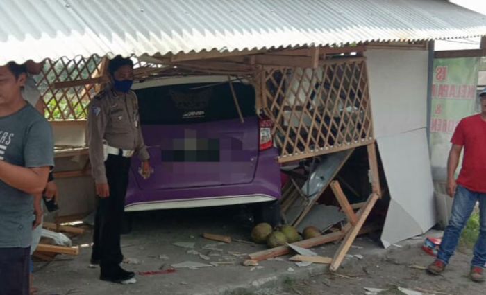 ​Halusinasi Lihat Orang Nyeberang, Pengemudi Minibus di Blitar Tabrak Warung