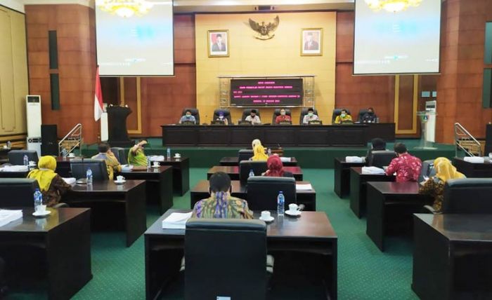 DPRD Jombang Sampaikan Raperda Perubahan APBD Tahun 2020 DPRD Jombang Sampaikan Raperda Perubahan APBD Tahun 2020