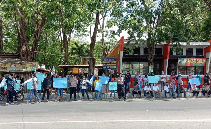 Puluhan Massa Geruduk Kantor DPRD Situbondo, Tuntut APBD Perubahan Segera Disahkan