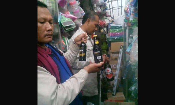 Polsek Taman Kembali Razia Miras, Amankan Puluhan Botol Polsek Taman Kembali Razia Miras, Amankan Puluhan Botol