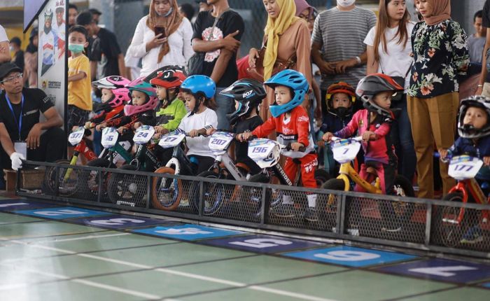 Dibuka Ketua TP PKK, Kota Kediri Pushbike Challenge 2022 Diikuti Ratusan Pesepeda Cilik se-Jawa