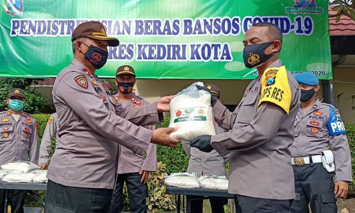 Polres Kediri Kota Salurkan Beras Bantuan Mabes Polri kepada Warga Terdampak Covid-19 Polres Kediri Kota Salurkan Beras Bantuan Mabes Polri kepada Warga Terdampak Covid-19