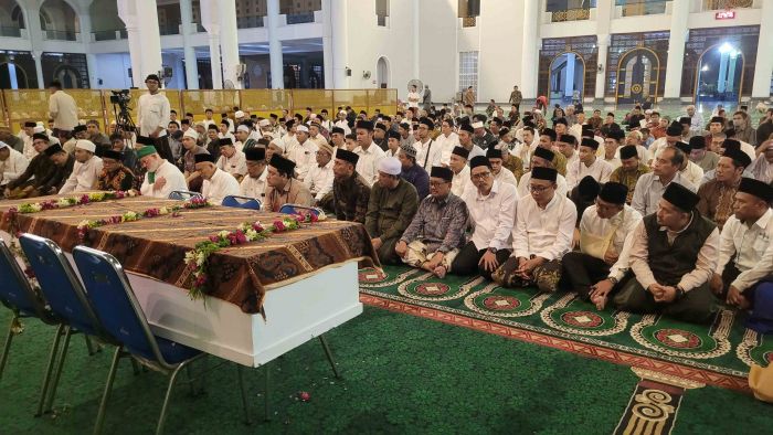 Dihadiri Khofifah dan Diimami Syaikh Fadhil, Jenazah Prof Ridlwan Nasir Dishalati Ribuan Jemaah Dihadiri Khofifah dan Diimami Syaikh Fadhil, Jenazah Prof Ridlwan Nasir Dishalati Ribuan Jemaah