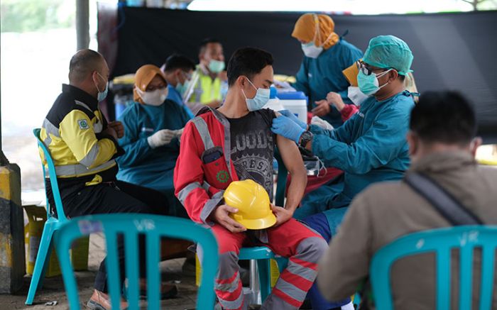 Gandeng Kodim 0811 Tuban, PT SBI Galakkan Vaksinasi bagi Warga Sekitar Pabrik