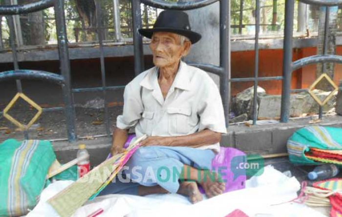 Potret Warga Miskin di Lamongan, Kakek 82 Tahun Tetap Semangat Menghidupi Keluarga Potret Warga Miskin di Lamongan, Kakek 82 Tahun Tetap Semangat Menghidupi Keluarga