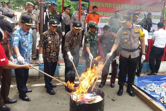 Kapolres Pacitan Musnahkan Ratusan Botol Miras Hasil Operasi Cipkon Kapolres Pacitan Musnahkan Ratusan Botol Miras Hasil Operasi Cipkon