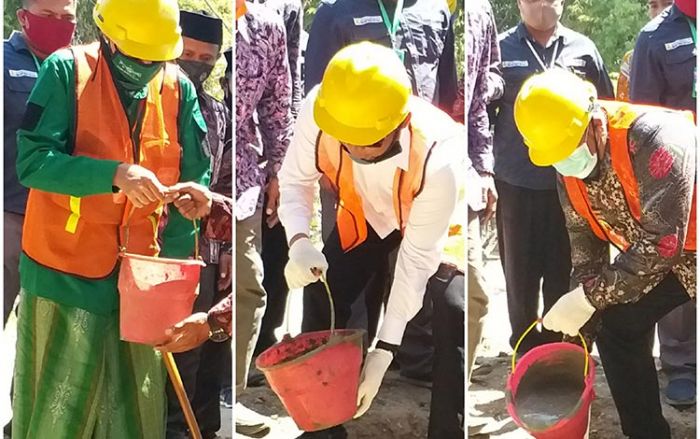 H. Syafiuddin & Ketua PCNU Bangkalan Letakkan Batu Pertama Program Kotaku di Desa Telaga Biru H. Syafiuddin & Ketua PCNU Bangkalan Letakkan Batu Pertama Program Kotaku di Desa Telaga Biru
